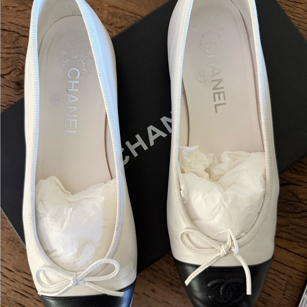 CHANEL Two-Tone White and Black Ballet Flats